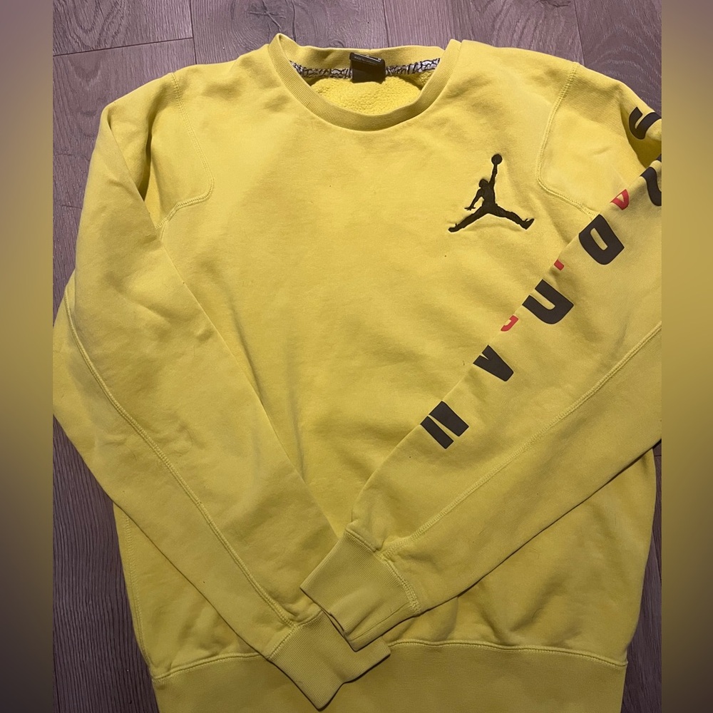 Air Jordan yellow sweatshirt with razed emblem in black and large lettering arm